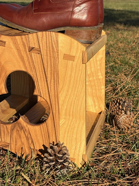 Shoe Rack with Trefoil