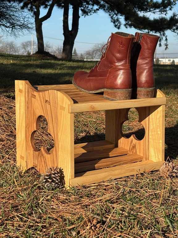 Shoe Rack with Trefoil